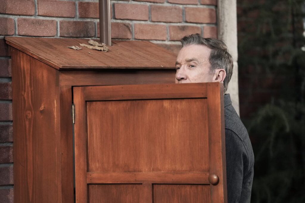Spying On The Handyman - Last Man Standing
