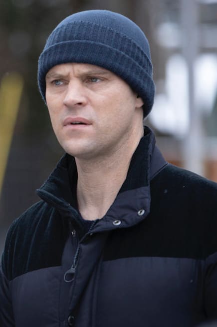 Casey searching - Chicago Fire Season 9 Episode 7