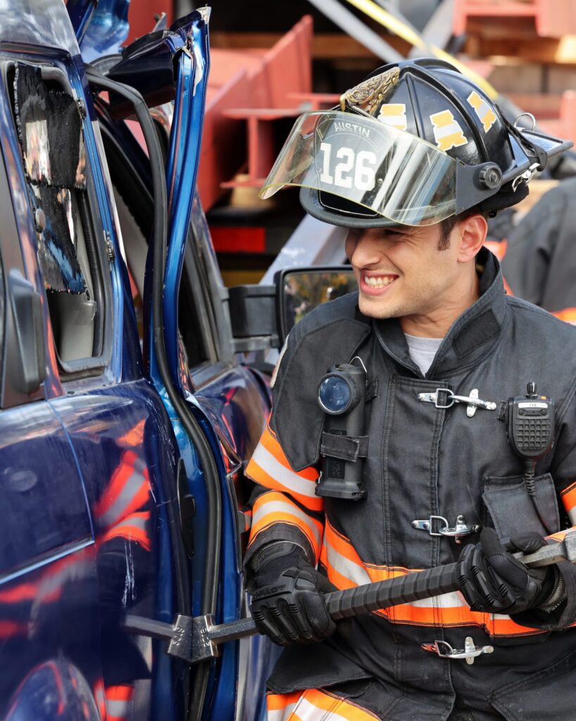 Prying -Tall - 9-1-1: Lone Star Season 2 Episode 5