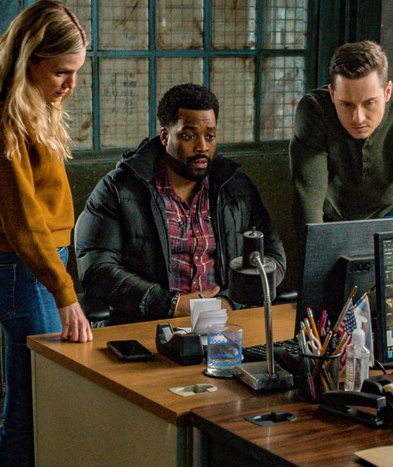 Putting Their Heads Together - Chicago PD Season 8 Episode 6