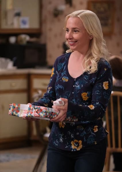 Becky Tries to Help - The Conners Season 3 Episode 12