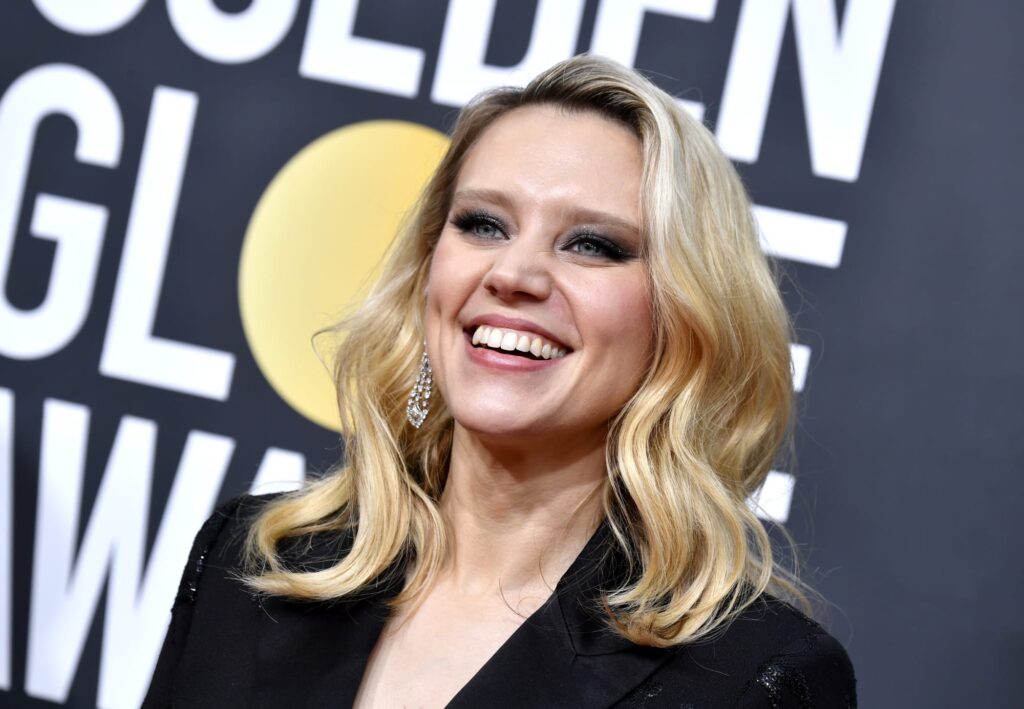 Kate McKinnon Attends Golden Globes