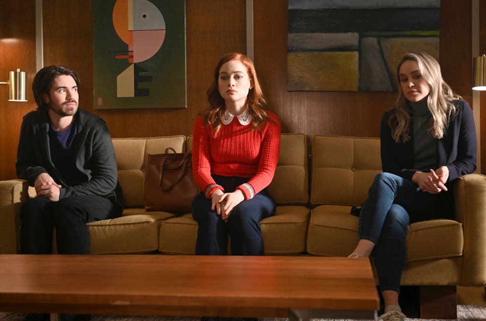Zoey waiting room - Zoey's Extraordinary Playlist Season 2 Episode 11
