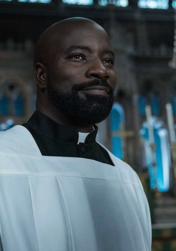 David Smiles in Full Robes - EVIL Season 2 Episode 4