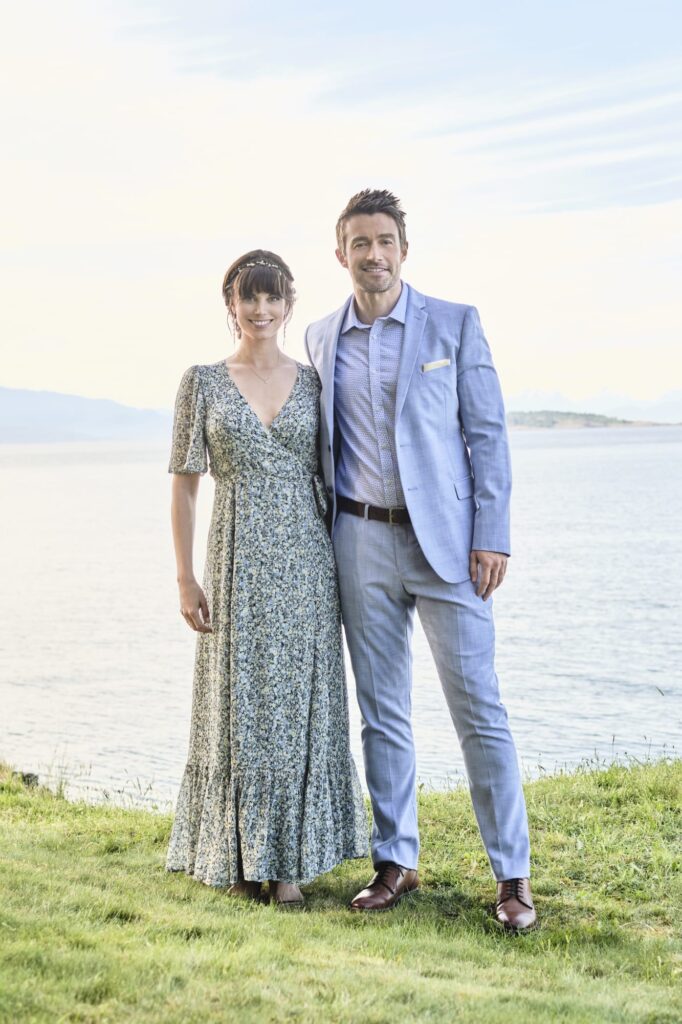 Abby and Evan Pose - Chesapeake Shores Season 5 Episode 6