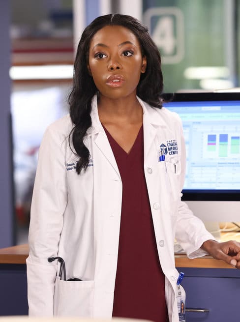 Keeping Her Distance - Chicago Med Season 7 Episode 1