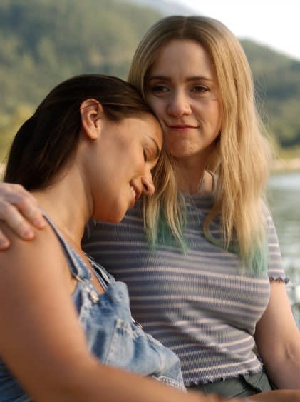 Old Friends Embrace - Resident Alien Season 2 Episode 1