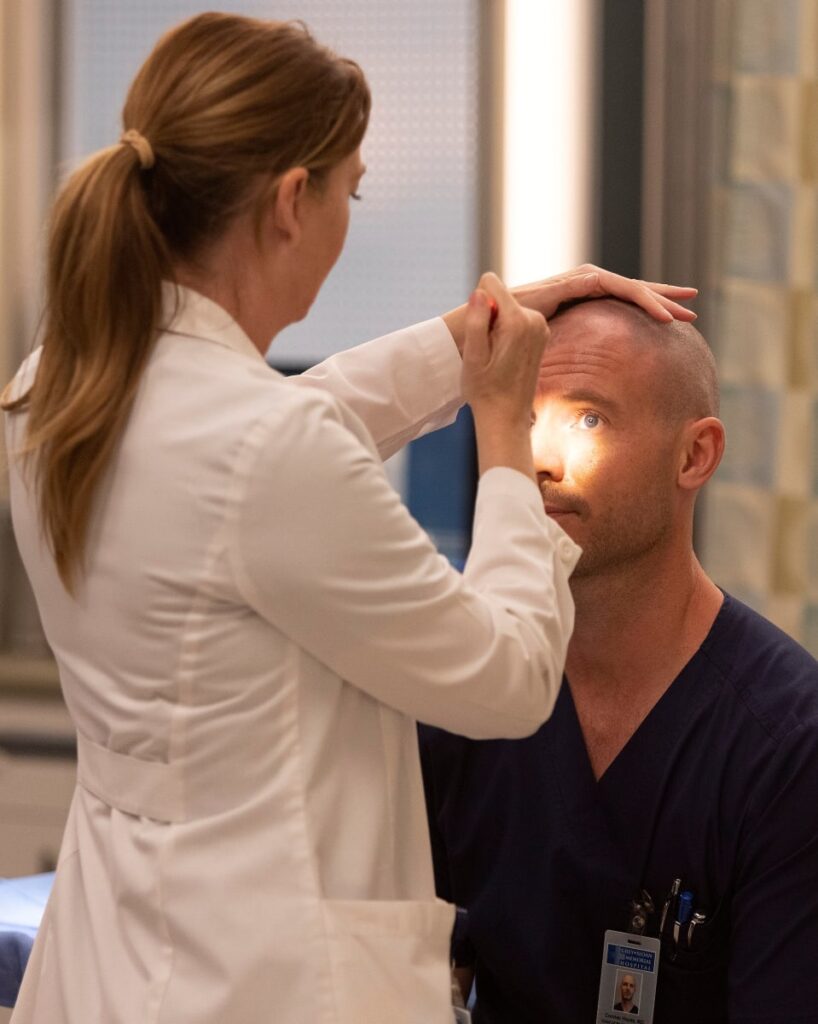 Mer Checks Hayes Out -tall - Grey's Anatomy Season 18 Episode 9