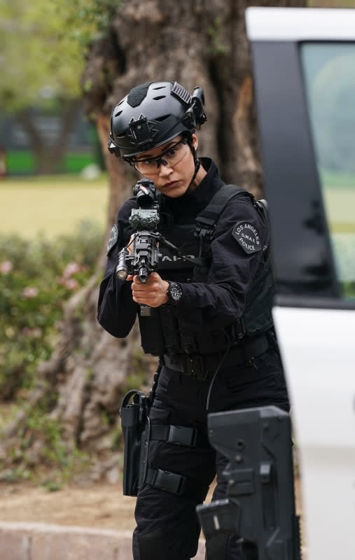 Shootout - Tall - S.W.A.T. Season 5 Episode 20