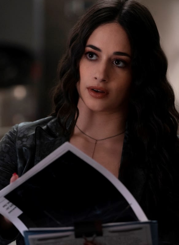 Looking At The Chart - Roswell, New Mexico Season 4 Episode 1