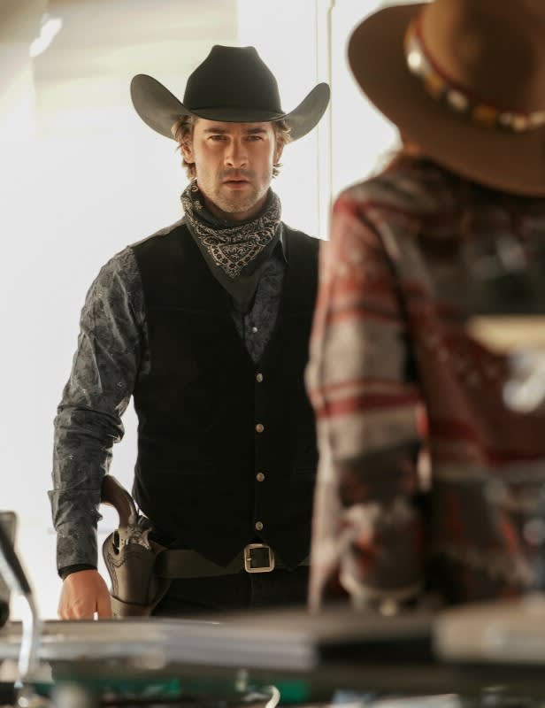Clyde Standoff - Roswell, New Mexico Season 4 Episode 9