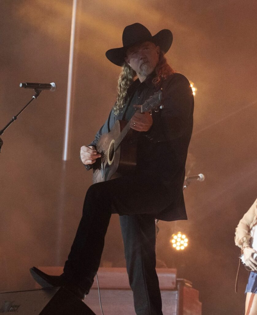 Country King Performs -tall - Monarch Season 1 Episode 1