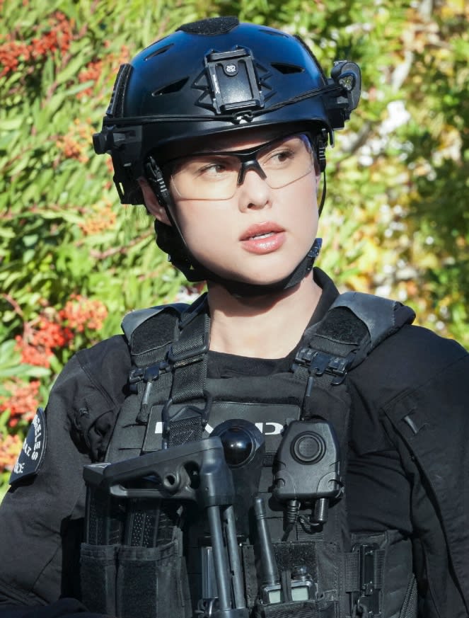 Looking for the Suspect - Tall - S.W.A.T. Season 6 Episode 12