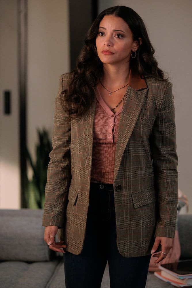 Lacey Is Suspicious - Found Season 1 Episode 9