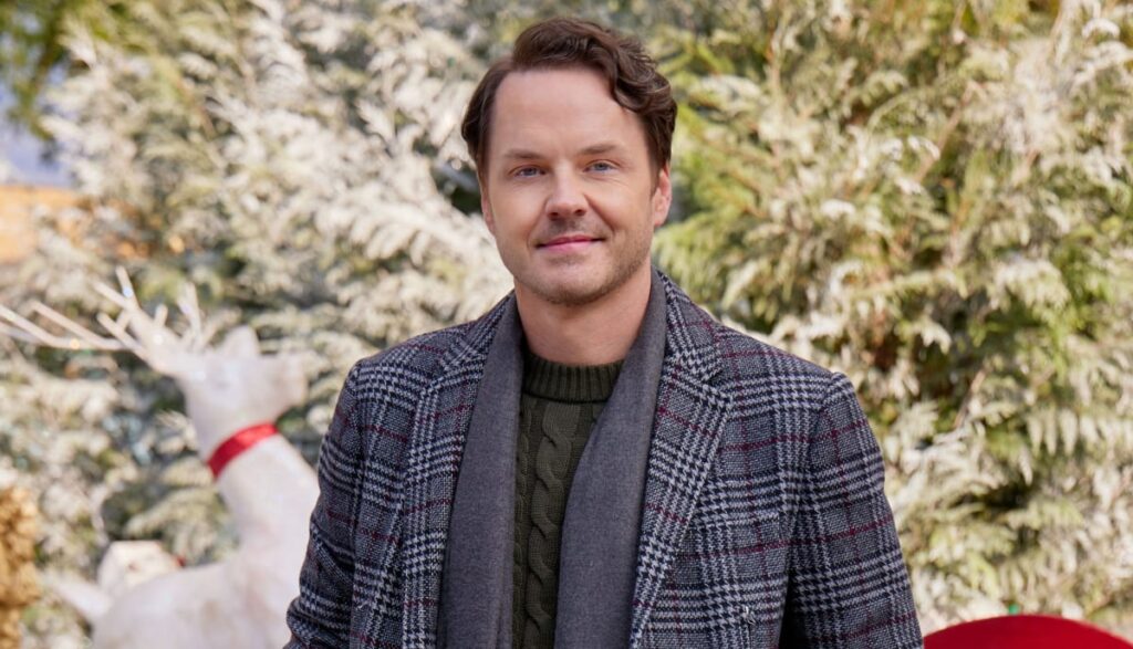 Paul Campbell as Harrington in Magic in Mistletoe