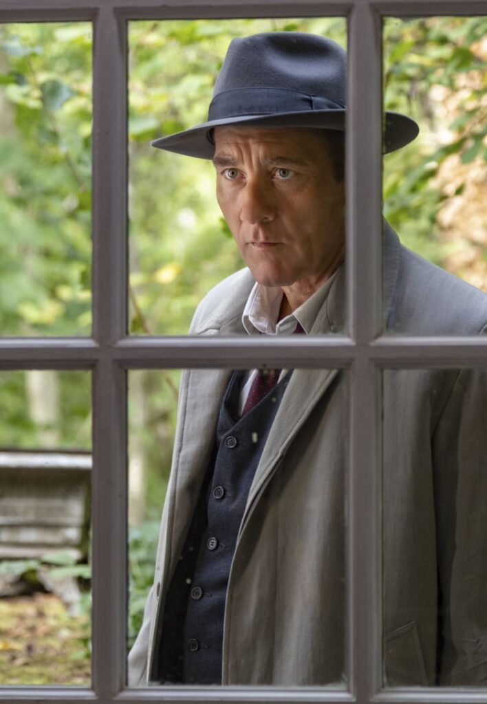 Peering in Through the Window - Monsieur Spade Season 1 Episode 1