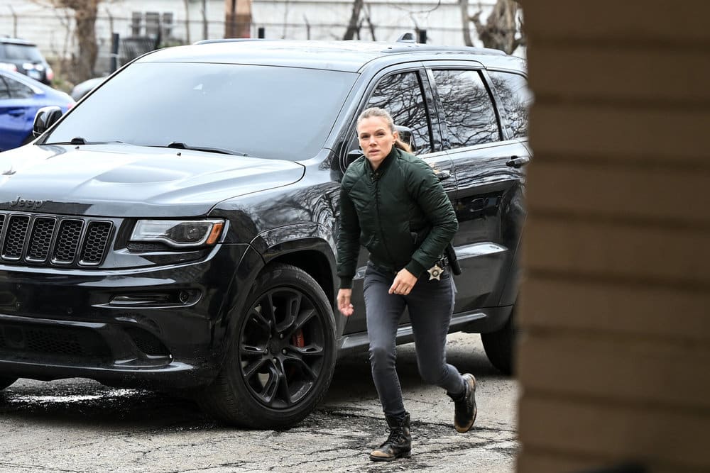 Running Towards Trouble - Chicago PD Season 11 Episode 12