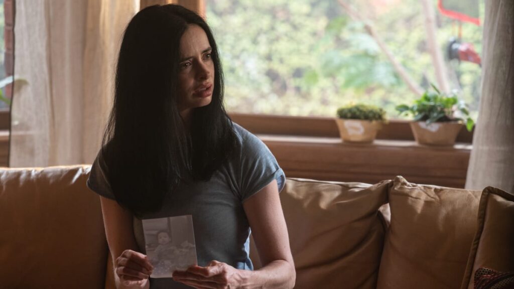 Krysten Ritter as Lucy - S01E01 - Orphan Black: Echoes