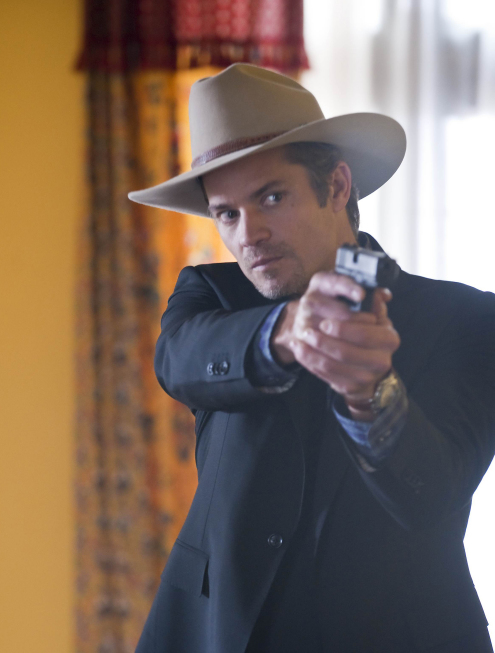 Raylan Points His Gun