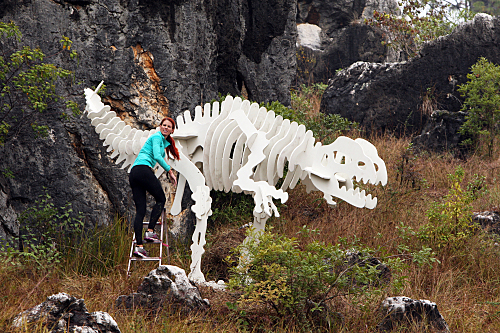 Jaime Builds Her Dinosaur