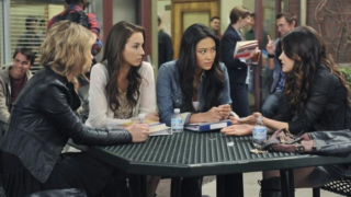 Pretty Little Liars at School