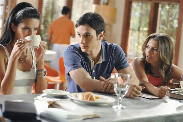 Lying Game Kitchen Scene