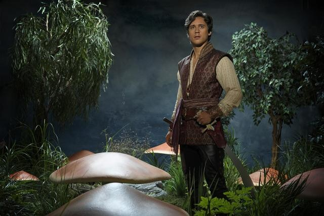 Peter Gadiot Photo