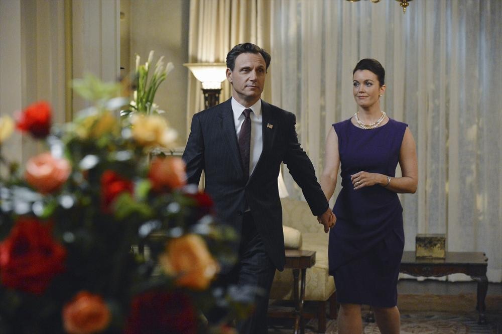 Fitz & Mellie Holding Hands