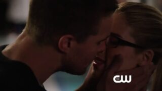 Arrow Season 3 Teaser: Look Who's Kissing!!!