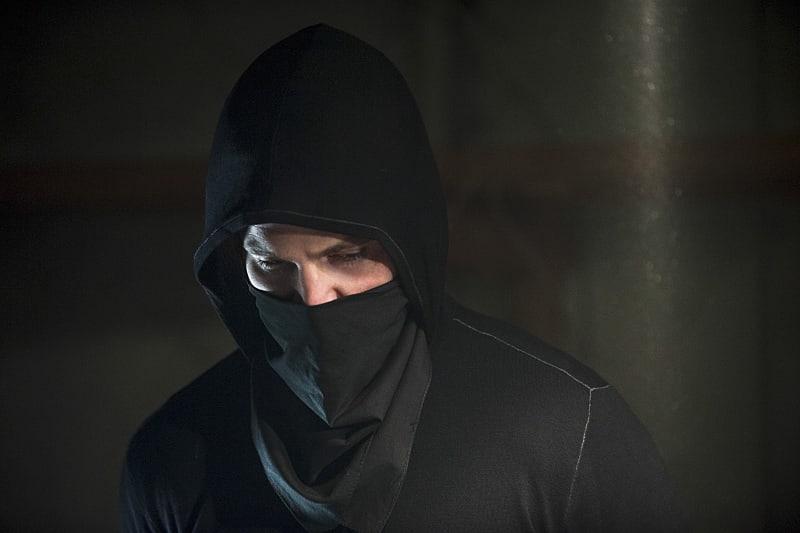 A Different Hood - Arrow Season 3 Episode 2