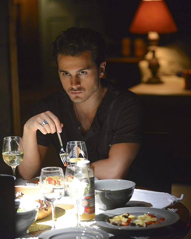 Dangerous While Dining - The Vampire Diaries Season 6 Episode 2
