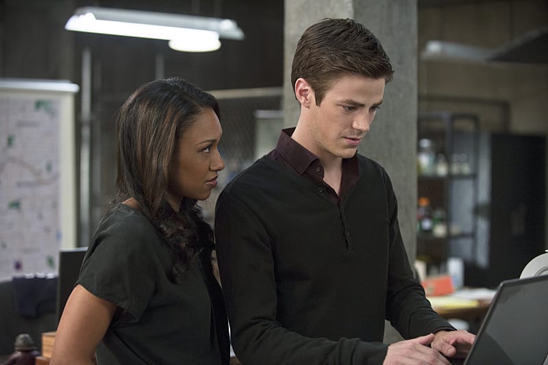 Iris Helps Barry - The Flash Season 1 Episode 2