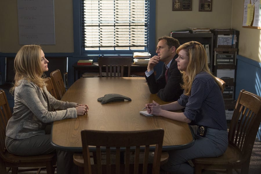 Frankie gets a chance to shine - The Mysteries of Laura Season 1 Episode 16