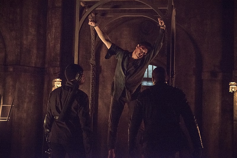 Just Hanging Around - Arrow Season 3 Episode 15