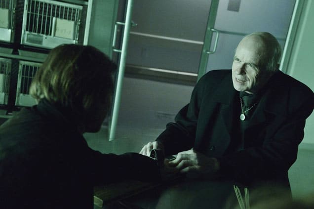 Will Cole Lose a Finger? - 12 Monkeys Season 1 Episode 5