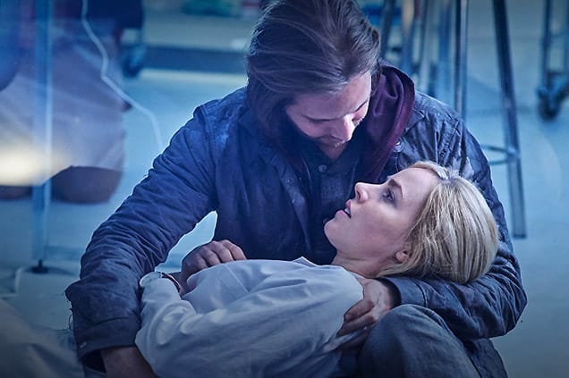 Cole Holds Cassie - 12 Monkeys Season 1 Episode 9