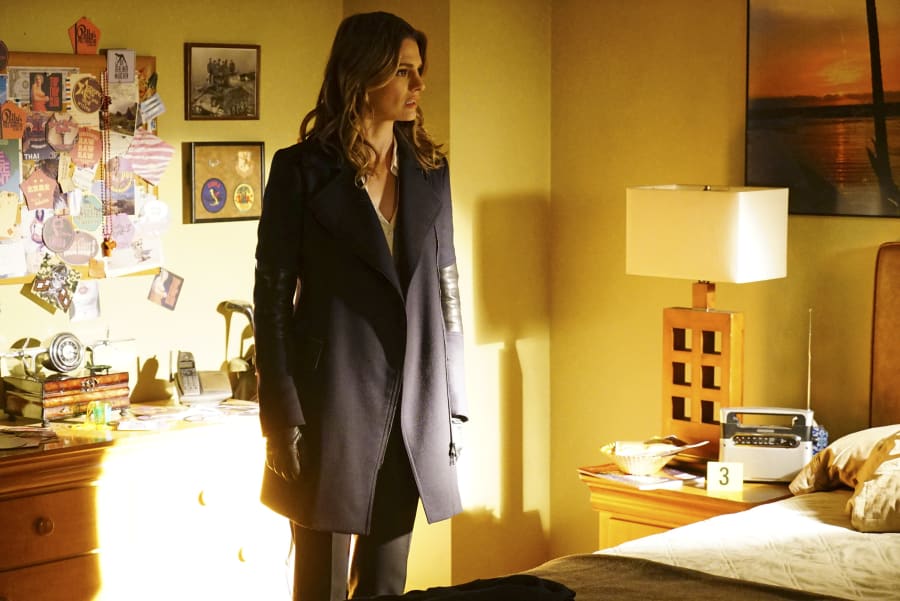 Beckett At a Crime Scene - Castle Season 7 Episode 20