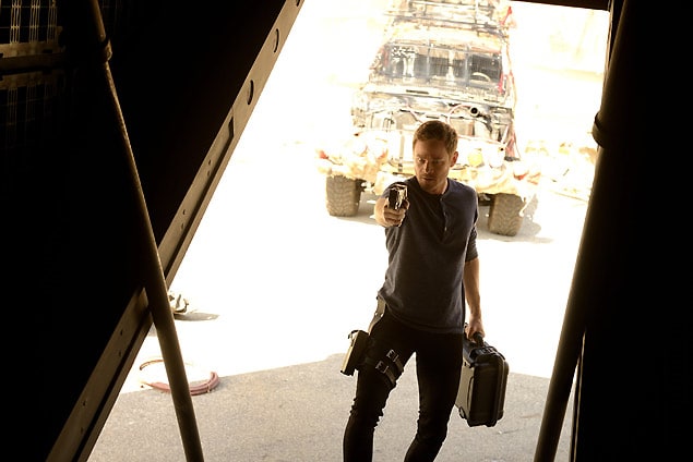 Johnny Boards Lucy - Killjoys Season 1 Episode 2