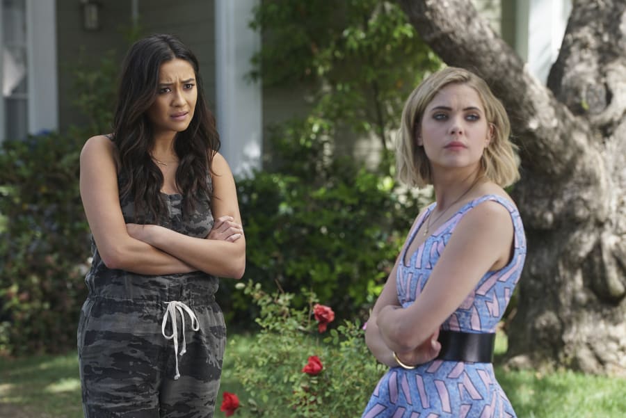 What's She Doing Here? - Pretty Little Liars Season 6 Episode 3