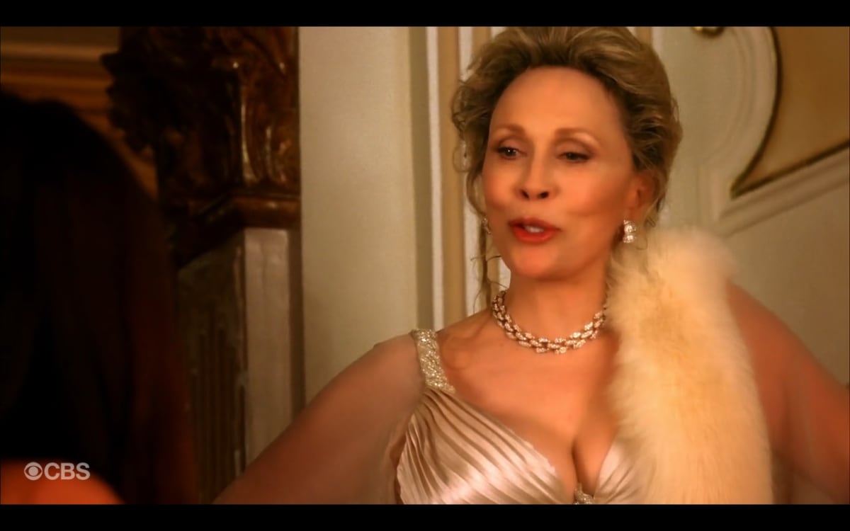Faye Dunaway as Lois O'Neill - 