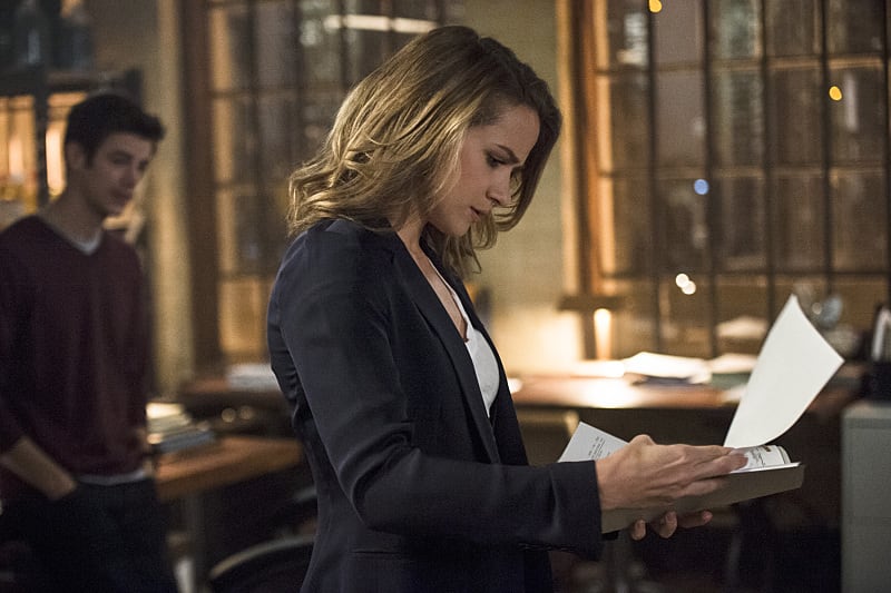 Going Over the Case - The Flash Season 2 Episode 4