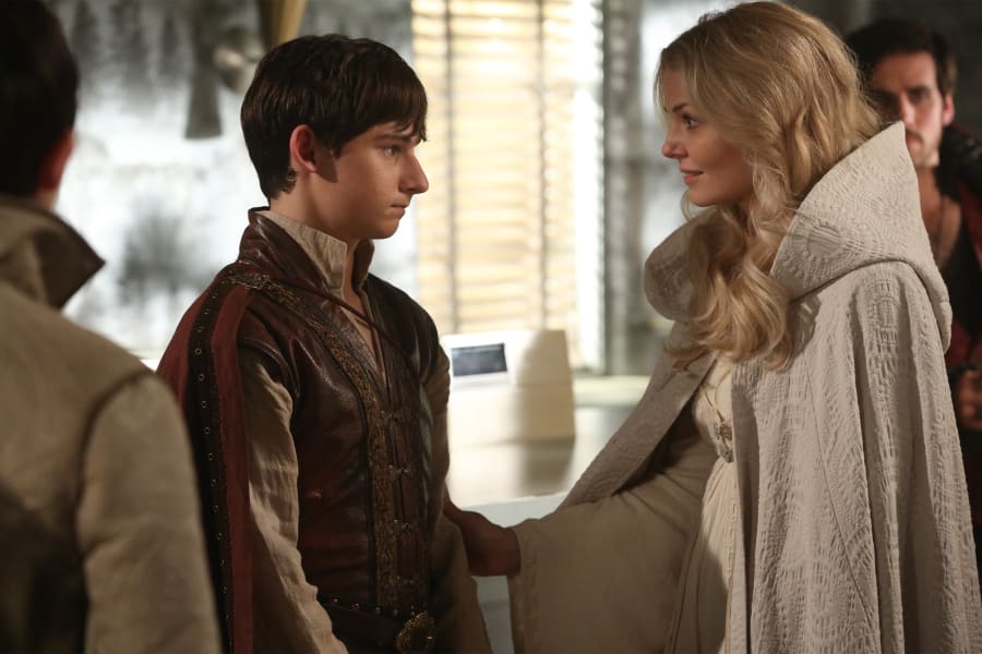 Pulling Her Back - Once Upon a Time Season 5 Episode 5