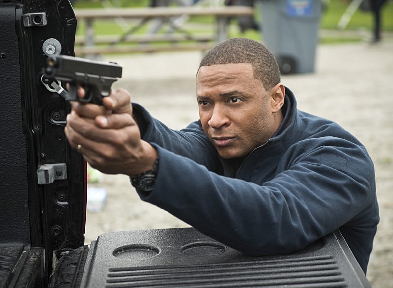Behind Cover - Arrow Season 4 Episode 9