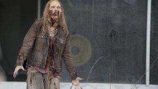 Walker attack - The Walking Dead Season 6 Episode 1