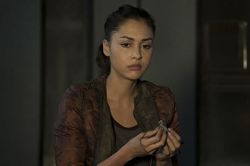 Holding Her Necklace - The 100 Season 3 Episode 8