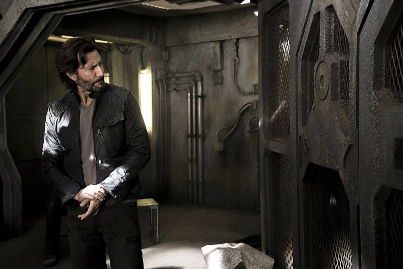 Injured Hand - The 100 Season 3 Episode 8