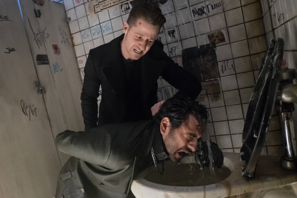 Down the dark alley - Gotham Season 2 Episode 18