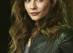 Willa Holland as Thea Photo