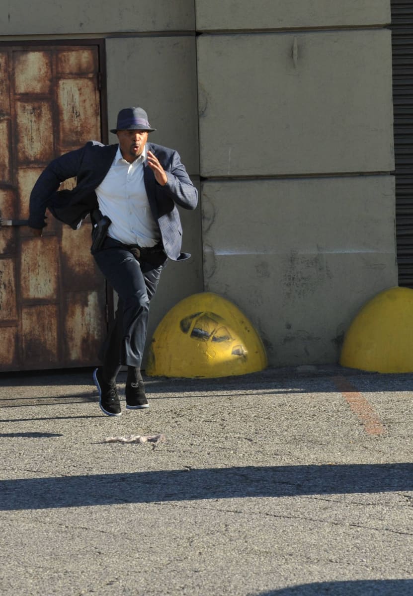 Chasing Him Down - Lethal Weapon Season 1 Episode 1