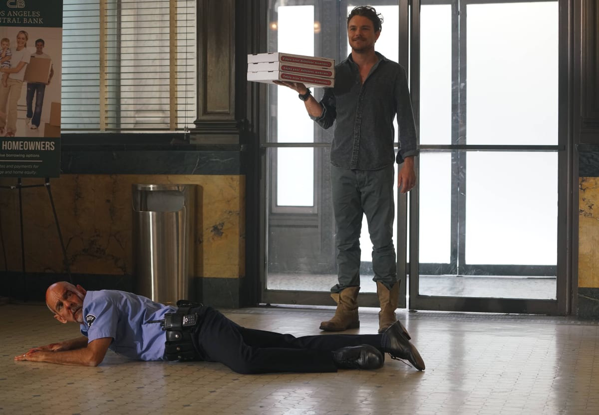 Your Pizzas Have Arrived - Lethal Weapon Season 1 Episode 1